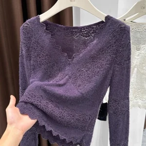 Lace V-neck Long-sleeved Bottoming Shirt for Women in Autumn and Winter New Style Lace Design Slim Inner Top